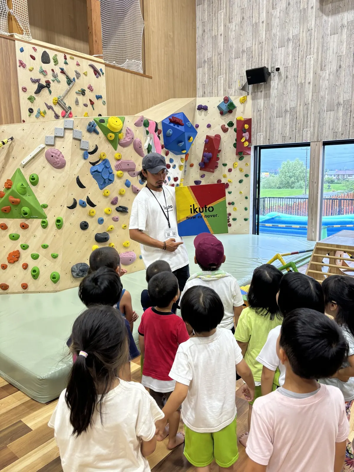 園児の前で説明する遠藤尚