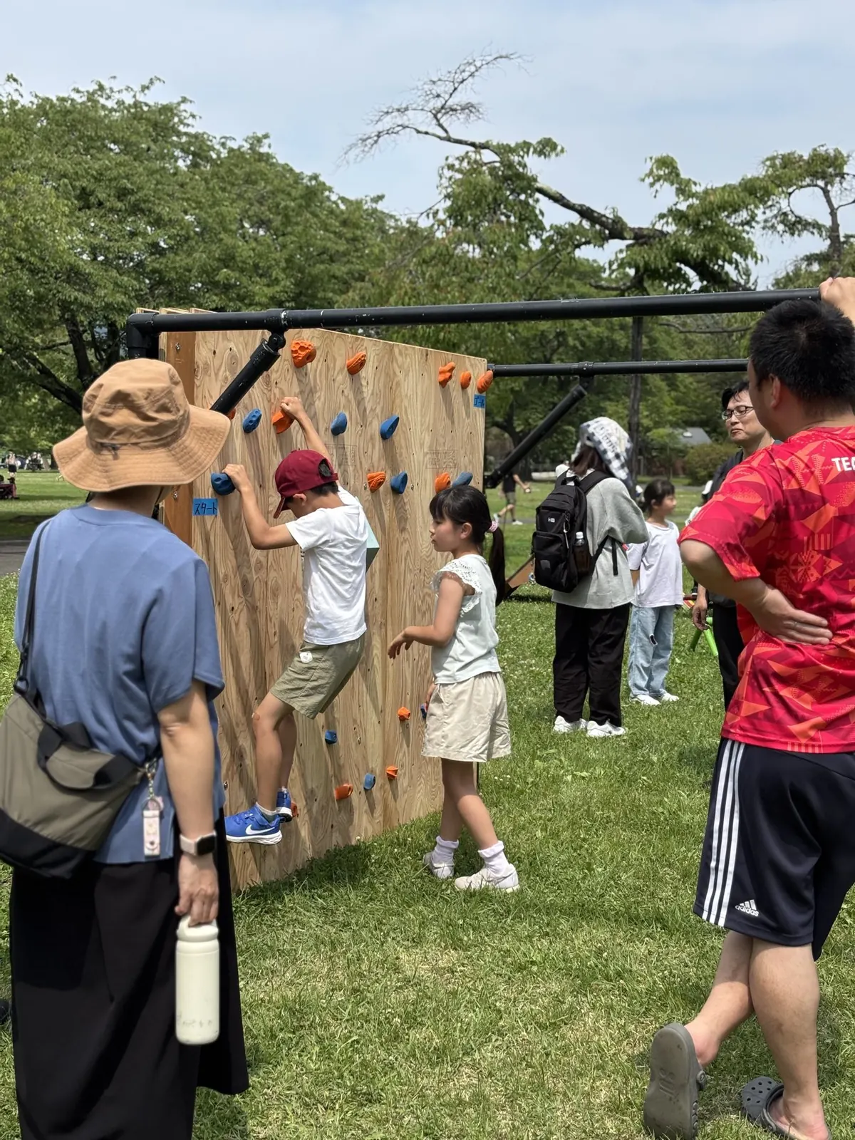 公園に設置した移動式ボルダリングウォール