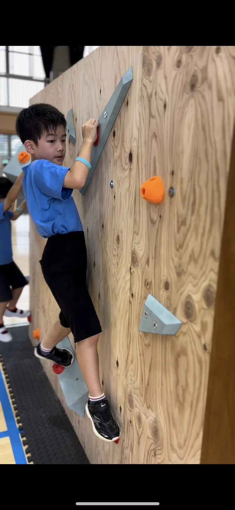 ウォールを登る小学生