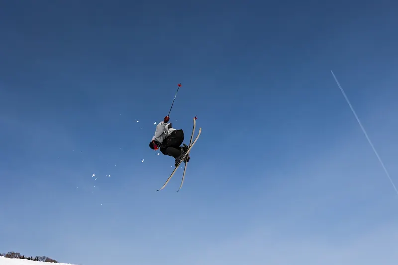 冬の雪山でのジャンプ